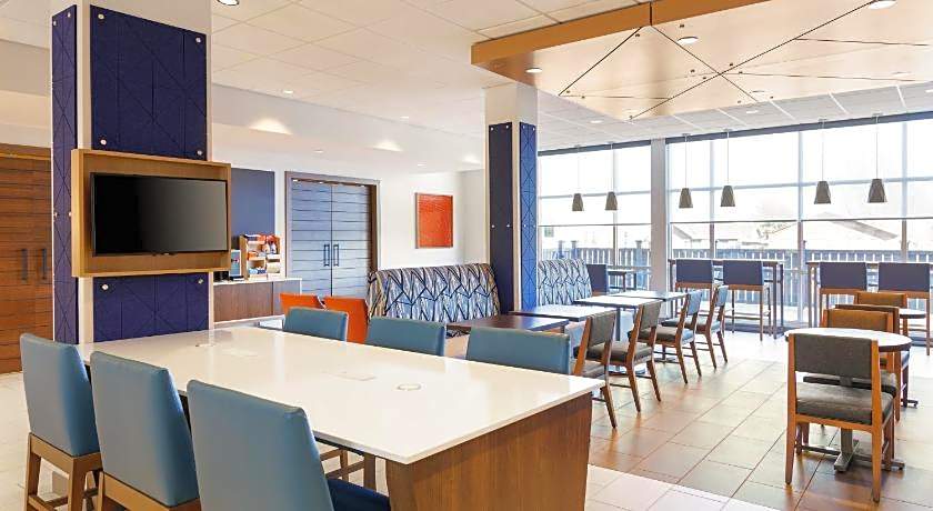 Holiday Inn Express & Suites Joplin Southeast