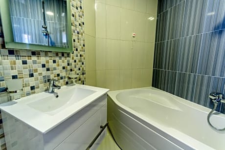 Twin Room with Balcony and Bathtub (2 adults + 1 child)