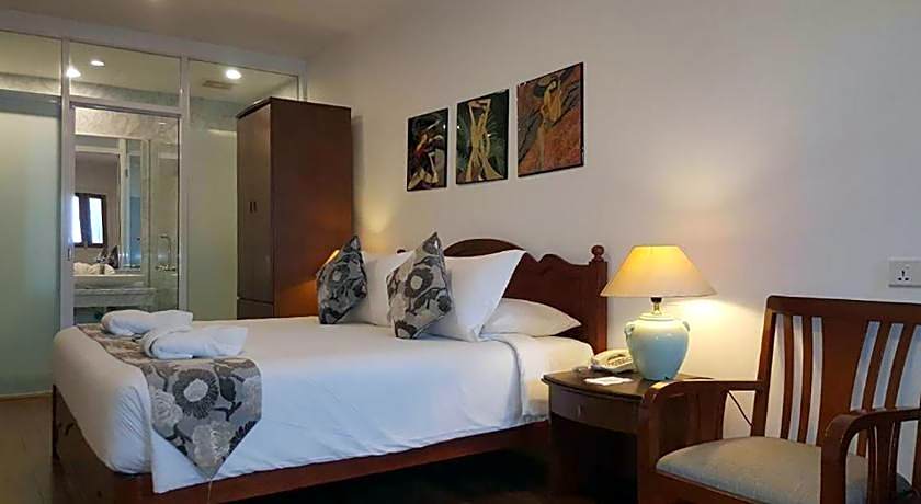 Heeren Straits Hotel