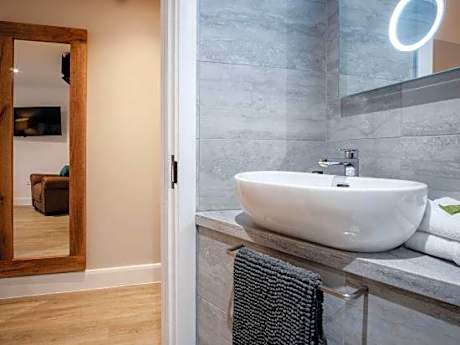 Suite 1 - Sleeping Giant Hotel - PEN Y CAE Inn