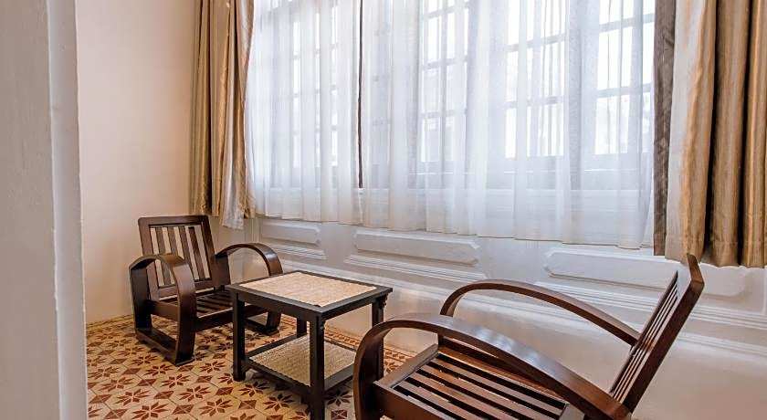 HEEREN BY THE RIVER HOTEL