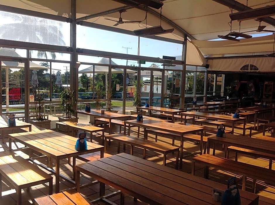 Tannum Sands Hotel / Motel