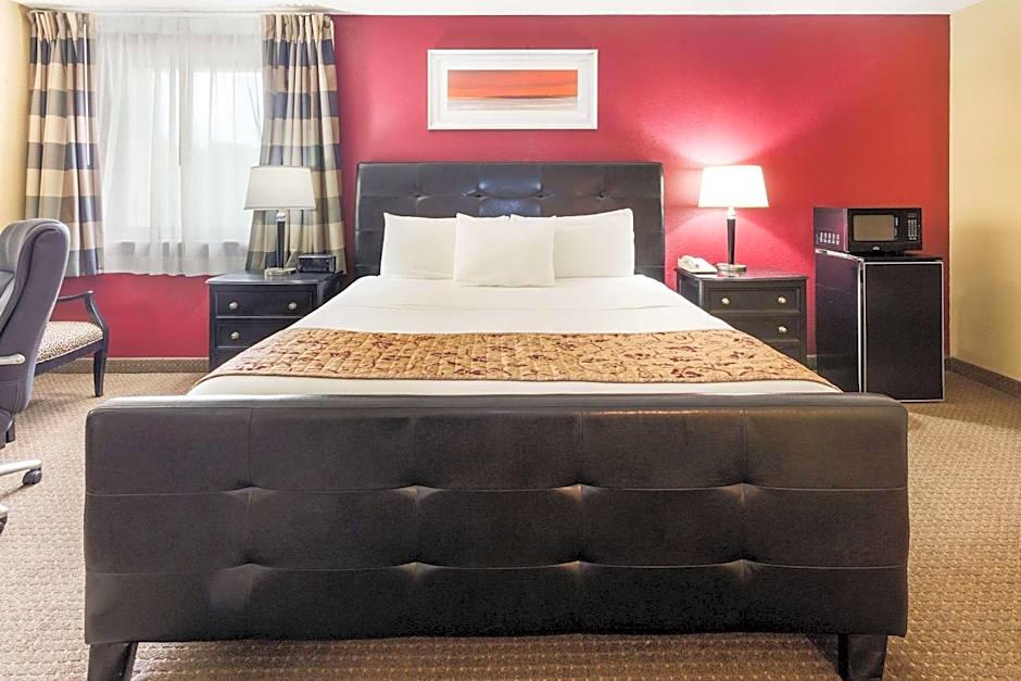 Ramada by Wyndham Bettendorf