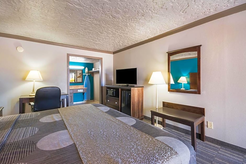 Econo Lodge Inn & Suites