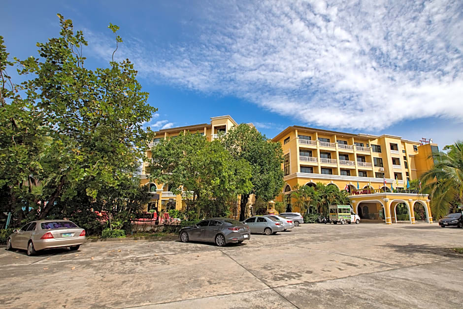 ROYAL PINEAPPLE HOTEL l a welcome to wealth and good fortune