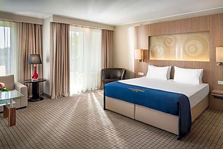 Deluxe Double or Twin Room with Balcony and Creek View