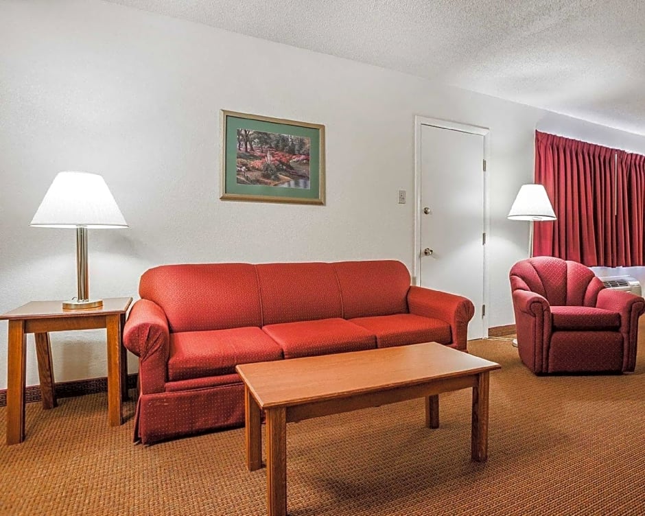 Quality Inn & Suites Des Moines - Merle Hay Road