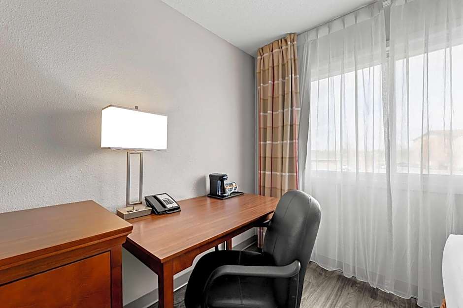 Travelodge Suites by Wyndham Regina - Eastgate Bay