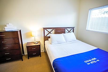 Queen Room with Shared Bathroom ADA