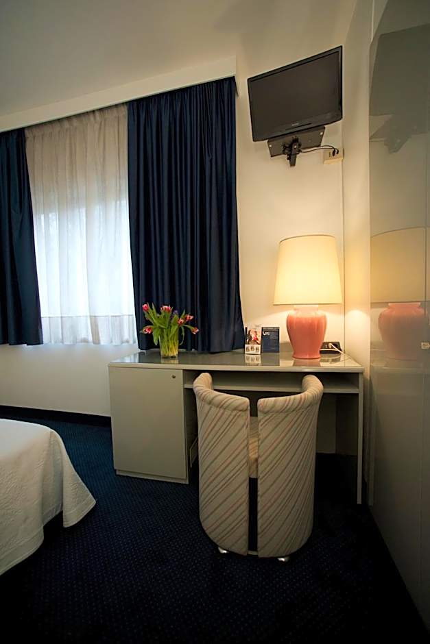 Club Hotel