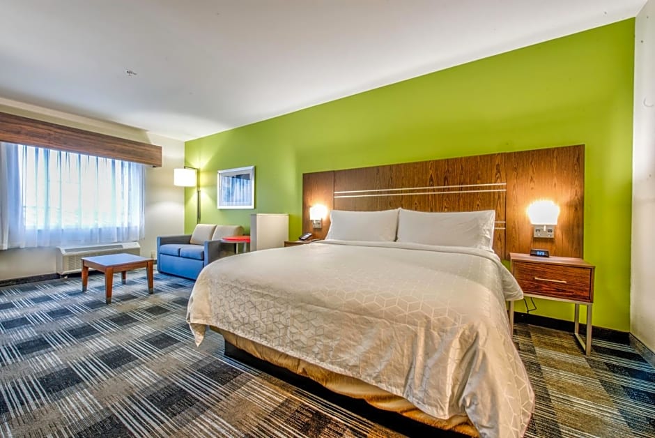 Holiday Inn Express & Suites Farmers Branch