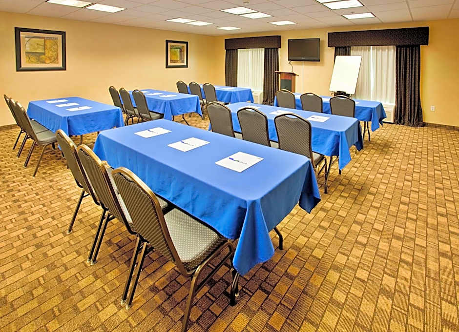 Holiday Inn Express and Suites Wichita Airport By IHG