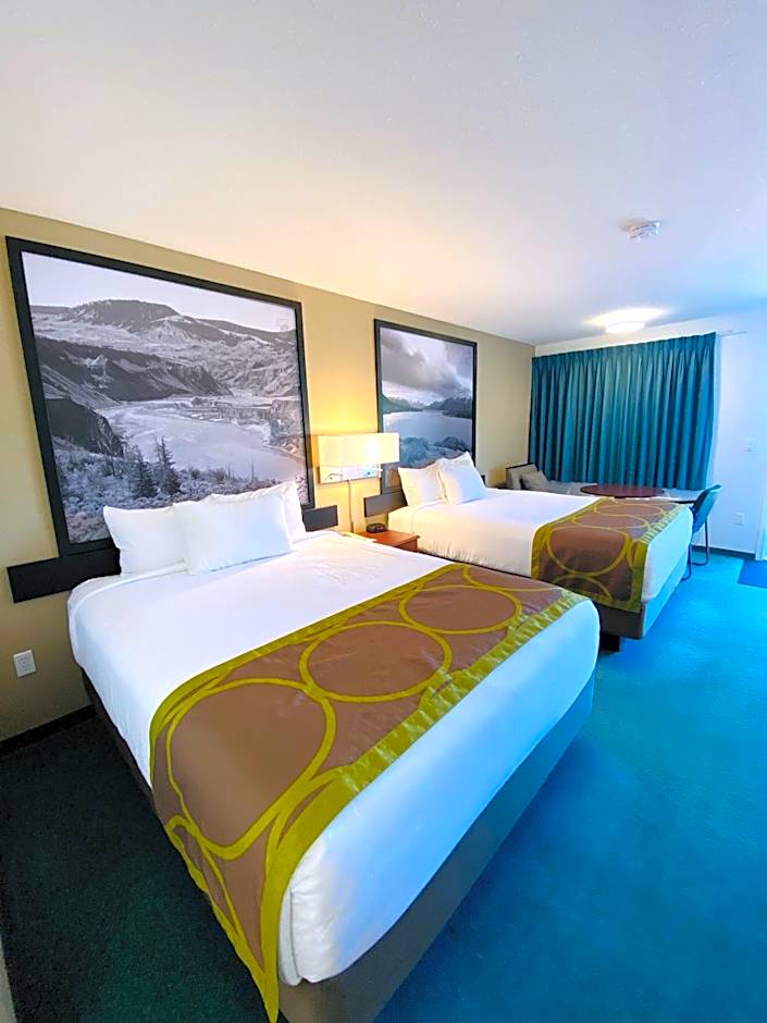 Super 8 by Wyndham 100 Mile House