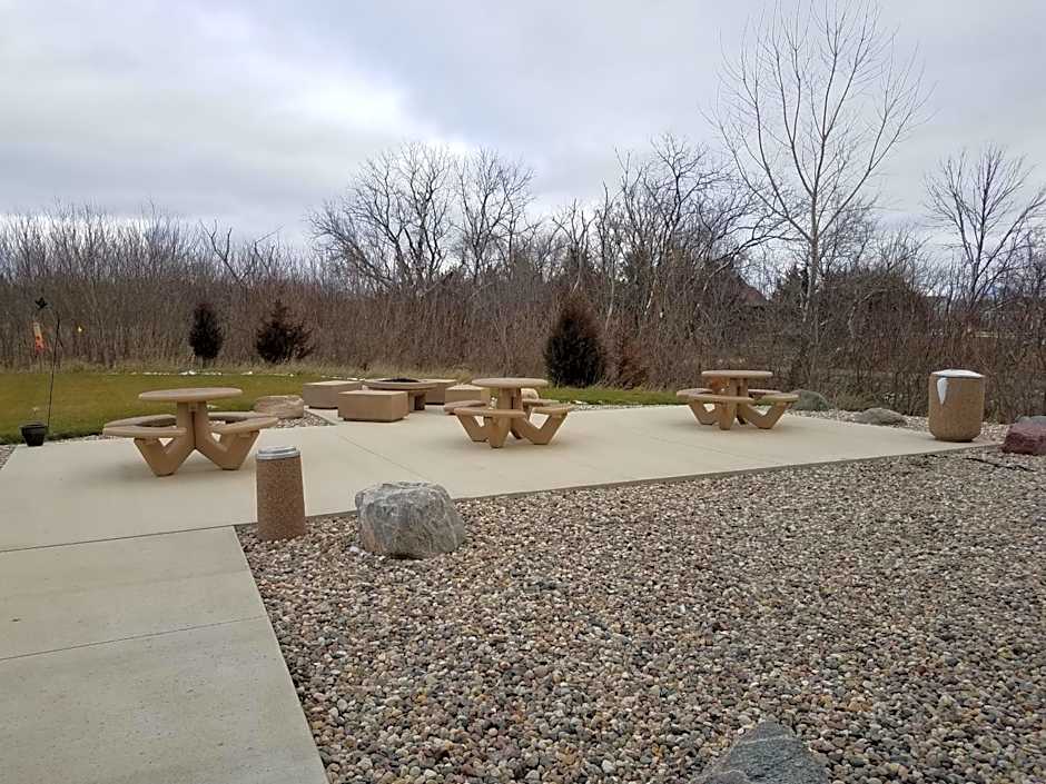Okoboji Inn & Suites