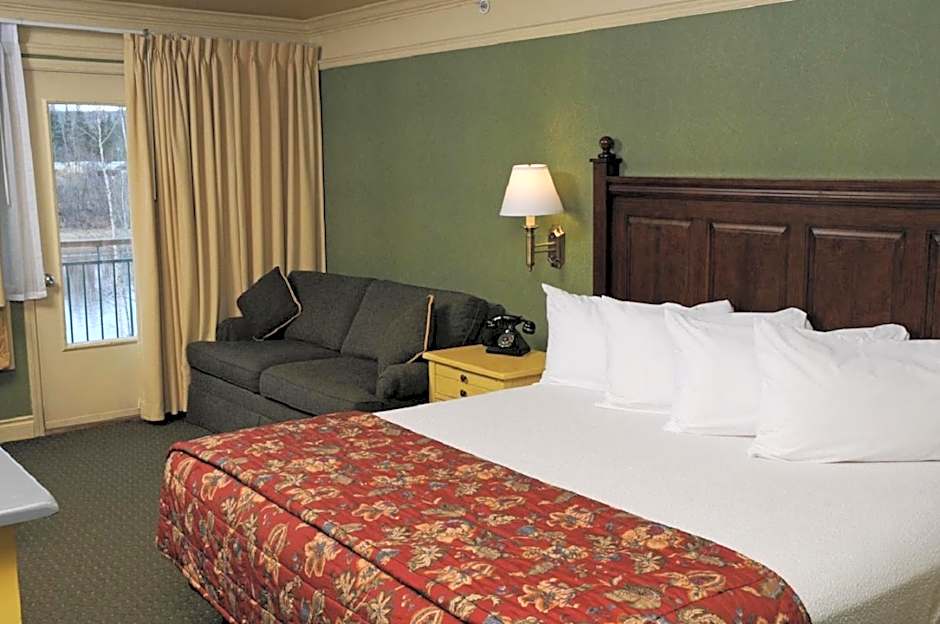 Pike's Waterfront Lodge