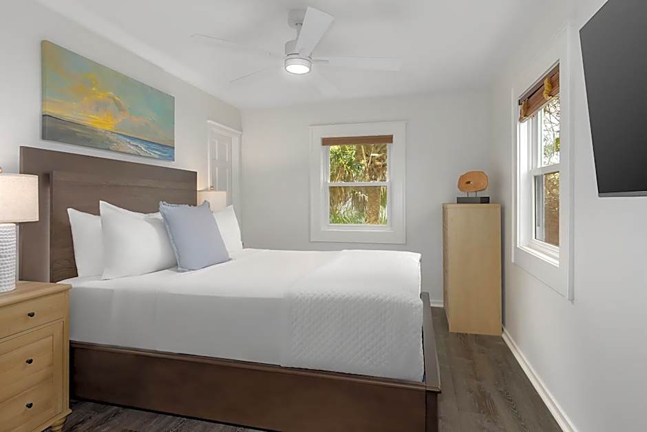 Elizabeth Pointe Lodge