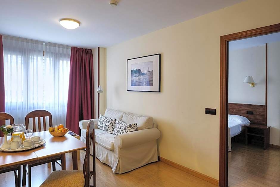 Hotel y Apartamentos Arias