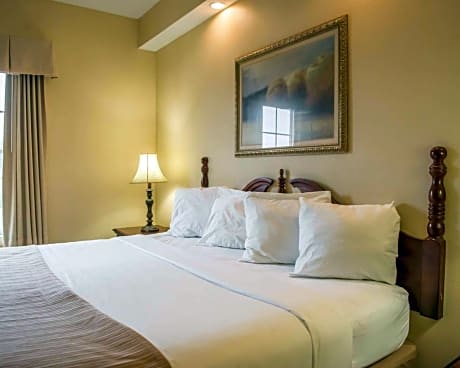 King Suite Upgrade - Accessible/Non-Smoking
