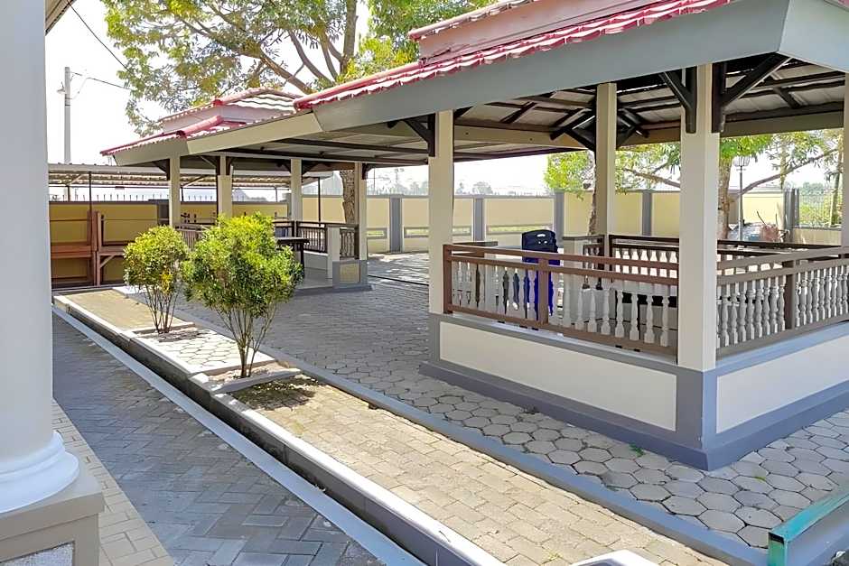 OYO 93051 Wisma Syariah Buloe Near Lapangan Abubakar Lambogo Batili Enrekang