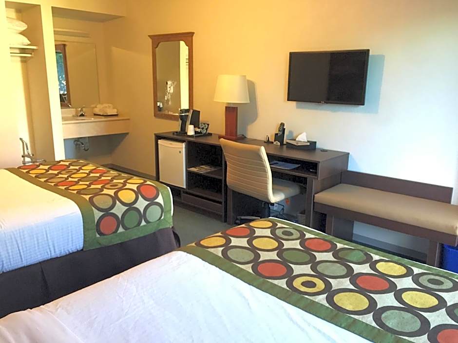 Super 8 by Wyndham Kelowna BC