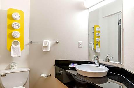 Deluxe Queen Room - Non-Smoking