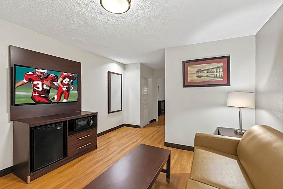 Red Roof PLUS+ & Suites Atlanta Airport South