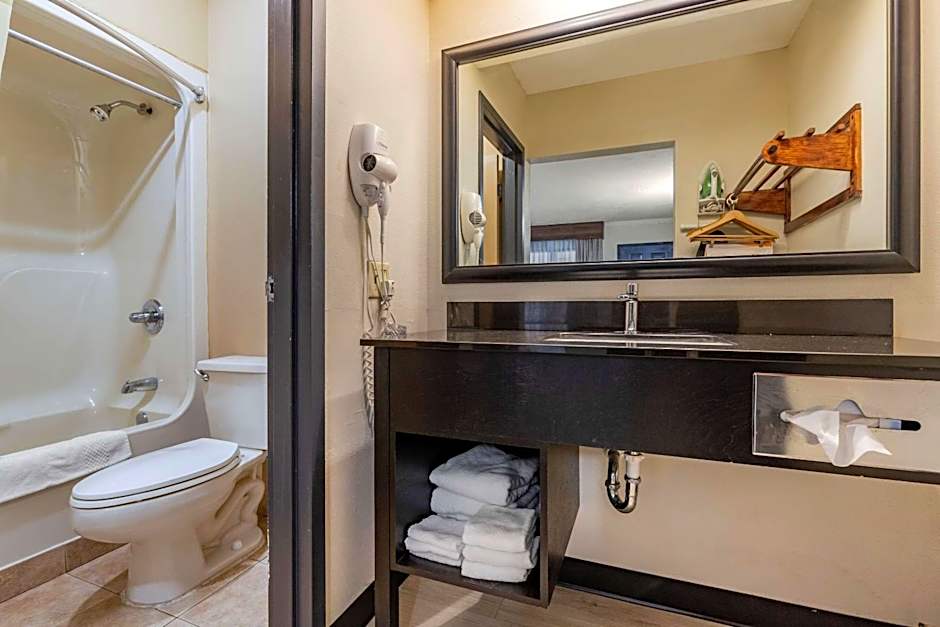 Quality Inn & Suites Ft. Jackson Maingate