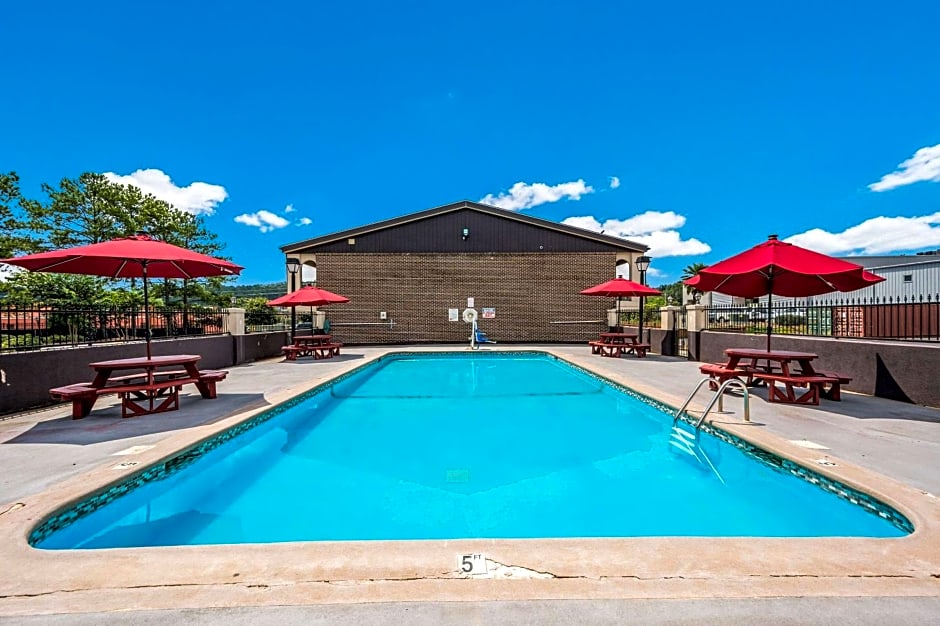 Econo Lodge Inn & Suites