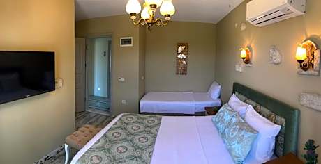 Deluxe Triple Room with Balcony (Pool View)