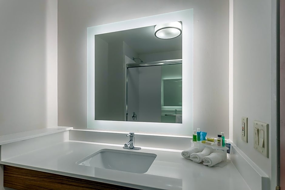 Holiday Inn Express Hotel & Suites Burlington by IHG