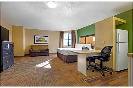 1 QUEEN BED | MODERN, ADA ACCESS, SMK, KITCHEN