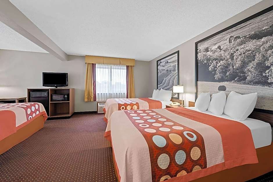 Super 8 by Wyndham Waverly