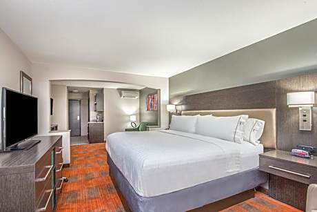 One-Bedroom King Suite with Hearing Accessible