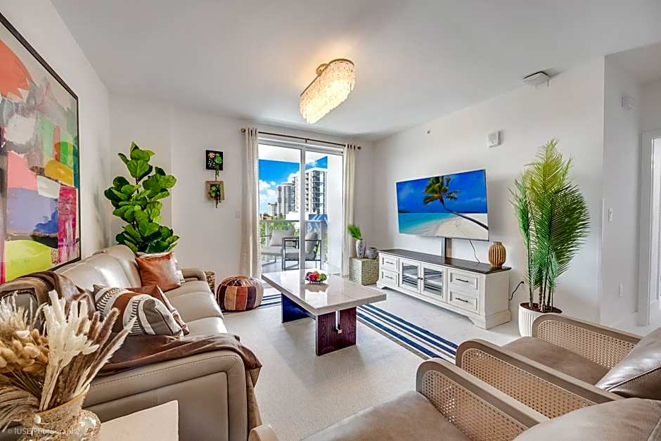 Lux 3BR City-View Retreat in Hollywood, 5th Floor