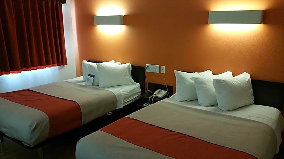 Motel 6 Eagle Pass Lakeside