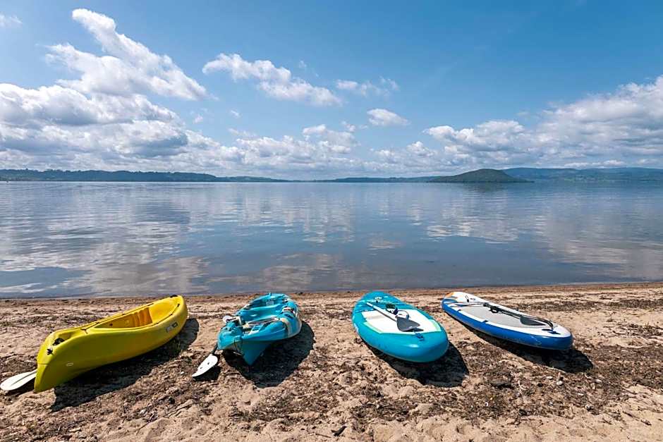 Jandals & Joy Lakefront Retreat