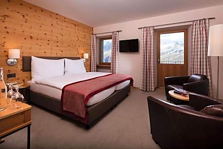 Double Room with Partial Matterhorn View
