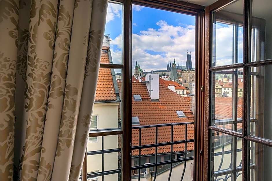 Hotel At the Golden Scissors