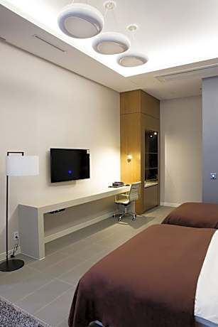 Premier Suite (Free water laundry/dry service offered for 2+ nights stay)