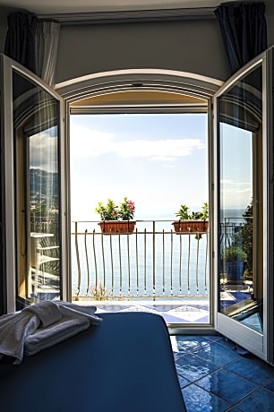 Deluxe Double or Twin Room, Balcony, Sea View (1 Queen Bed)