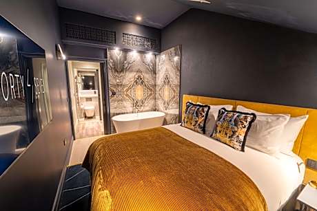 Split Level King Suite with Living Area, Kitchenette and In-Room Bath Tub - Non-Smoking