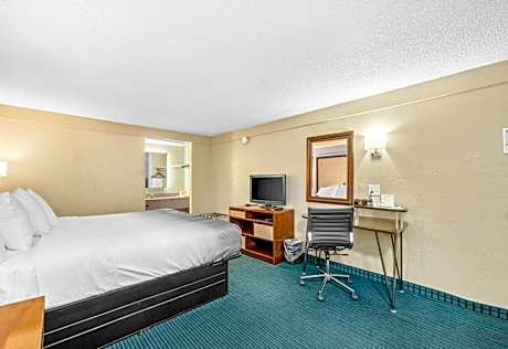 King Room with Bath Tub - Mobility/Hearing Accessible - Non-Smoking