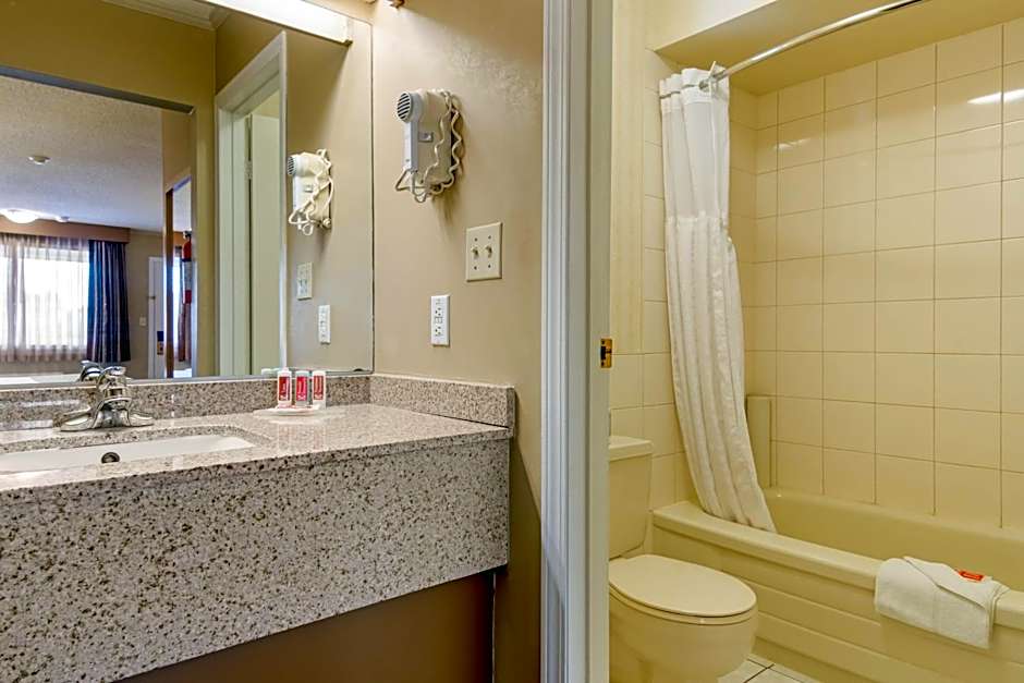 Econo Lodge Inn & Suites