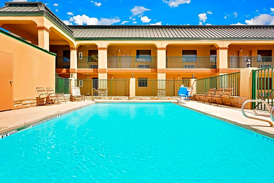 Super 8 by Wyndham Byron/South Macon