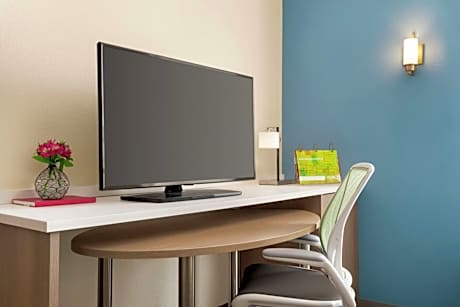 Queen Studio Suite - Hearing Access/Non-Smoking