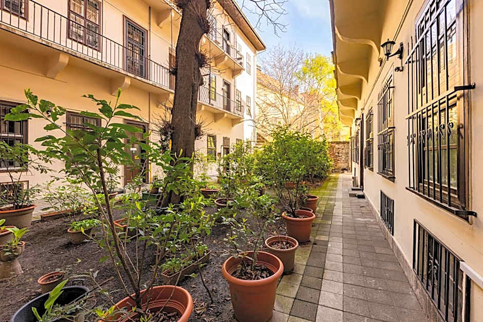 Amber Gardenview Studios Downtown