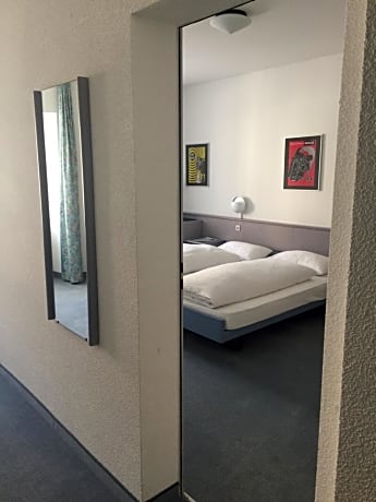 Family Room (2 Adults + 2 Children)