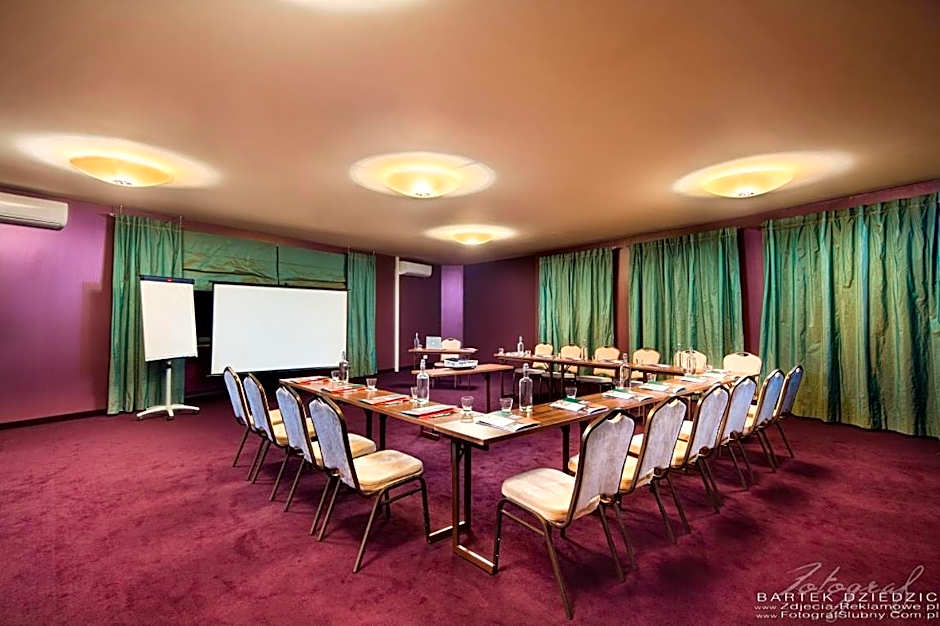 Hotel Victor Pruszkow DeSilva