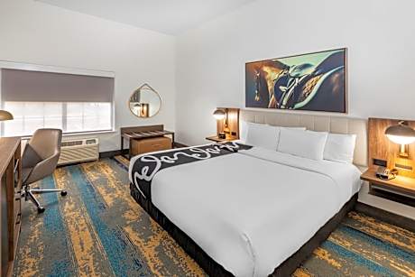 King Room with Roll-In Shower - Mobility/Hearing Accessible - Non-Smoking