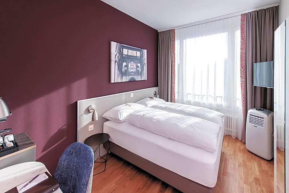 Photo 1 of 3 of Standard 1 Queen Bed